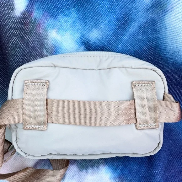 Athleta EUC “all about” belt bag/crossbody - Picture 3 of 5